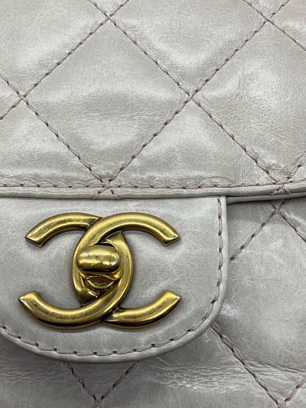 CHANEL LIGHT LILAC QUILTED AGED LEATHER BUBBLE FLAP HANDBAG